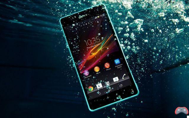 Your smartphone falls in the water: how to make it work again
